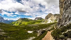 Zdenk Kí na vrcholu posledního stoupání na trase závodu The North Face Lavaredo Ultratrail.