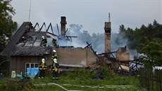 Trosky shoelého domu, který zapálil blesk v Hodonín na Chrudimsku.