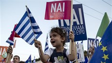 P�ed referendem dorazilo na demonstrace 50 tisíc lidí (3. �ervence 2015).