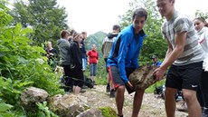Studenti z �eskobud�jovického gymnázia J. V. Jirsíka p�isp�li k obnov� pomníku...