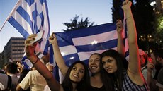 ekové v Athénách oslavují výsledky referenda. (5. ervence 2015)