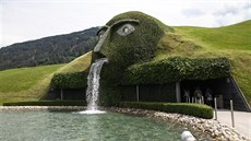 V m�ste�ku Wattens se usídlil obr, který strá�í k�i��álový poklad. Swarovski...