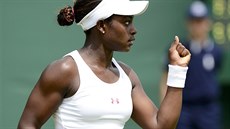 TAKHLE JO. Sloane Stephensová v utkání druhého kola Wimbledonu proti Pete...