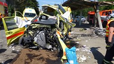 Sanitka se v Rýma�ov� srazila s osobním autem, náraz ji pak je�t� odhodil do...