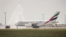 Emirates A380 pívítalo na letiti v Praze vodní dlo.