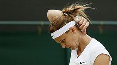 NEDAŘÍ SE. Lucie Šafářová v osmifinále Wimbledonu.