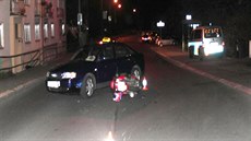 V Karlových Varech nedal idi osobního auta pednost malému motocyklu.
