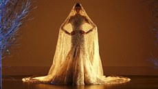 Meghan od znaky Ralph & Russo mla i erné aty na oficiálních zásnubních fotografiích. 