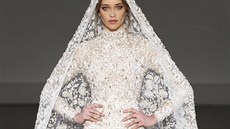 Meghan od znaky Ralph & Russo mla i erné aty na oficiálních zásnubních fotografiích. 