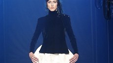 Modelka Anna Clevelandová otevela celou haute couture pehlídku v modelu,...