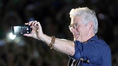 Richard Gere se fotí s diváky v letním kin� na projekci Pretty Woman.