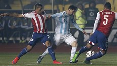 Lionel Messi (uprosted) z Argentiny proniká paraguayskou obranou kolem...