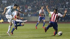 Argentinský fotbalista Javier Pastore (vlevo) skóruje v utkání s Paraguayí.