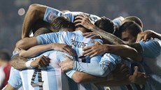 Argentin�tí fotbalisté oslavují jeden ze �esti gól� proti Paraguayi.