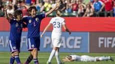 Anglická fotbalistka Laura Bassettová leí na trávníku po vlastním gólu v...