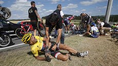 Fabian Cancellara leí vedle vozovky po hromadném pádu ve tetí etap Tour de...