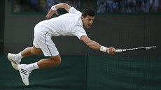 Novak Djokovi bhem osmifinálového zápasu ve Wimbledonu