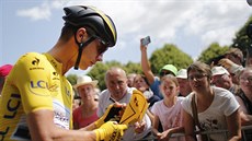 Tony Martin, lídr Tour de France, se podepisuje fanoukm ped estou etapou.