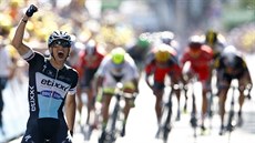 Zdenk tybar slaví vítzství v esté etap Tour de France.