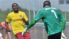 Kehinde Feyi Fatai ze Sparty (vlevo) a Luká� Pale�ek z T�ince v p�ípravném duelu