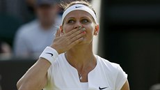 Lucie afáová slaví postup do osmifinále Wimbledonu.