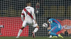 Paolo Guerrero z Peru pekonává gólmana Paraguaye Justa Villara.