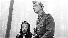 Iva Jan�urová a Jaromír Hanzlík ve filmu Ko�ár do Vídn� (1966)