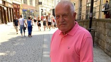 Václav Klaus se prochází po karlovarské kolonád.