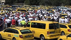 Demonstrace taxiká v Praze. Dorazily stovky aut