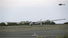 Letoun Solar Impulse 2 pistává na letiti Kalaeloa na Havaji. Ukonil nejdelí...
