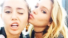 Miley Cyrusová a Stella Maxwellová