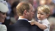 Princ William, jeho manelka Kate a jejich syn princ George (5. ervence 2015)