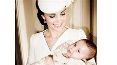 Vévodkyně z Cambridge Kate a její dcera princezna Charlotte na snímku ze křtin.