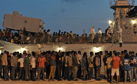 Migranti vystupují z lod na pobeí Itálie. (17. ervence 2015)