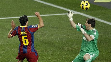 Branká Iker Casillas strávil dosavadní ást kariéry v Realu Madrid, Xavi proti nmu nastupoval v dresu Barcelony.