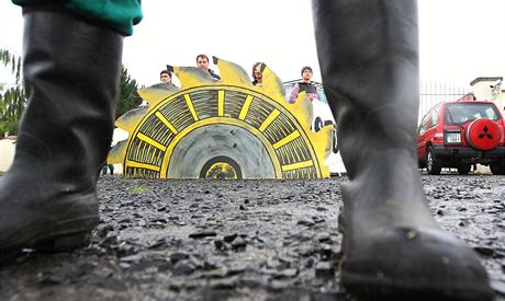 S pochybností, zda je správné nechat na Mostecku navdy pod zemí njakých 900 milion tun uhlí, piel poprvé expremiér Jií Paroubek. 