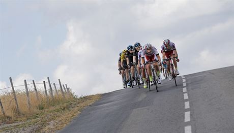 Peloton cyklistické Tour de France v 15. etap