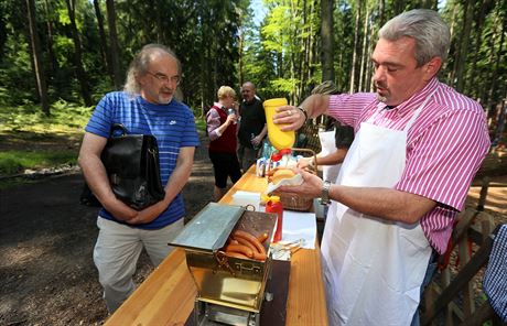 U sv. Linharta nabízejí párky oháté po hornofranckém zpsobu. Jejich prodej si vyzkouel i námstek primátora estmír Brutík. 