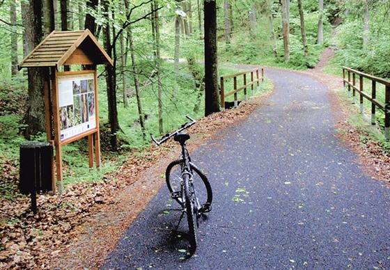 Cyklistick stezka podl Vltavy z eskch Budjovic do Hlubok nad Vltavou.