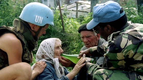 Nizozemský a keský voják UNPROFOR oetují uprchlíky ze Srebrenice (13....