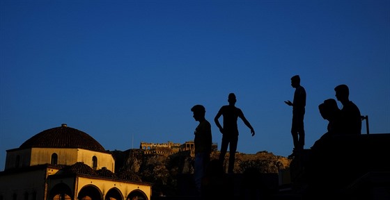 Siluety řecké omladiny v centru Athén (11. července 2015)