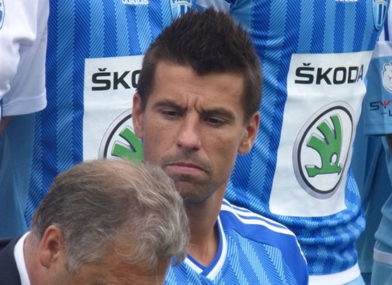 Milan Baro pi focení mladoboleslavských fotbalist.
