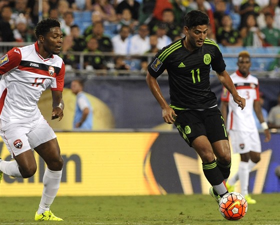 Mexický útoník Carlos Vela (s míem) v utkání s Trinidadem a Tobagem.