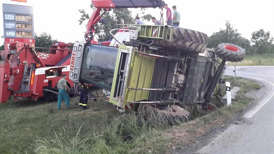 Pevrácený kombajn ve Znojm (18. 7. 2015)