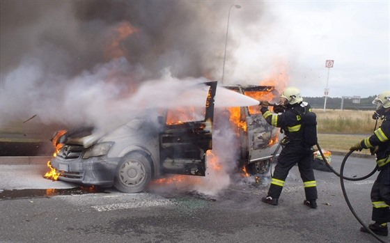 Poár osobního automobilu na erpací stanici na dálnici D5 (13. 7. 2015)