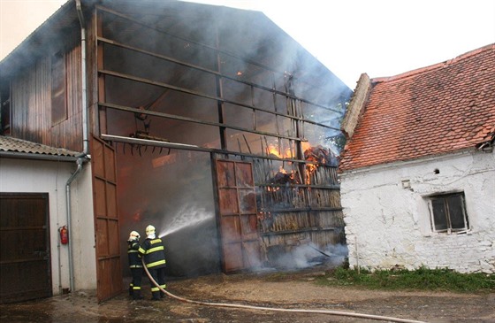 Poár seníku v Jeníkovicích na Domalicku (15. 7. 2015)