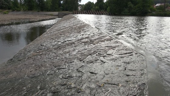 eka Berounka se u Zadní Teban dá pejít suchou nohou (14.7.2015)