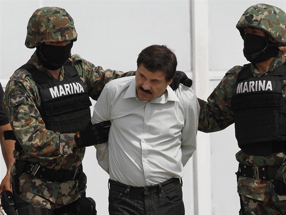 Policie zatkla narkobarona Guzmána loni v únoru, ve vzení ale nezstal dlouho. Utekl v ervenci.