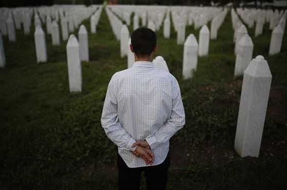 Nedzad Avdi prochází mezi hroby obtí srebrenického masakru.