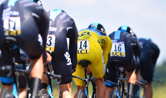 Team Sky bude v týmové asovce Tour de France hájit lutý dres, s ím má...